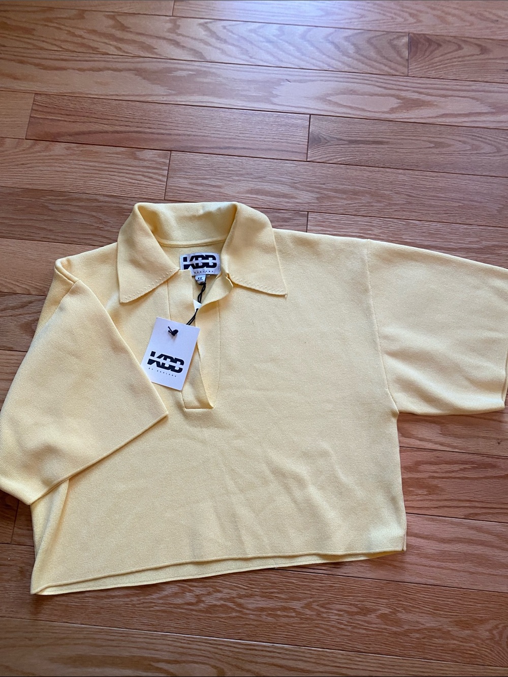 Yellow cropped knit shirt